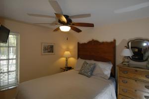 Two-Bedroom Apartment room in Seahorse Cottages - Adults Only