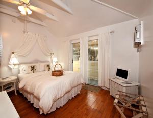 Standard Queen Room room in Bungalow Beach Resort