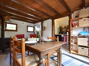 Chalets Cosy chalet with river : photos des chambres