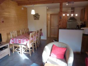 Chalets Cozy Chalet in Li zey with view of French Countryside : photos des chambres