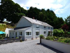 Quaint Holiday Home in Swansea with Garden