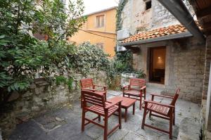 Apartment Il Cortile with garden and parking