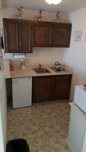 Queen Room with Kitchenette- Pet Friendly room in The Breakers Long Beach