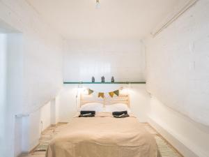 Double Room with Private Bathroom room in Downtown Forest Hostel & Camping