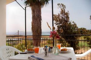 Studio Apartment with Sea View room in La Pagoda