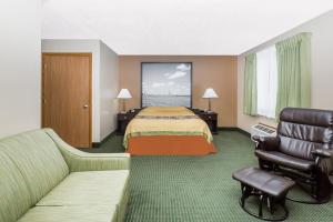 Queen Suite - Non-Smoking room in Super 8 by Wyndham Jefferson