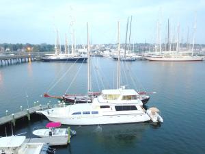 Ocean Romance Dockside Bed & Breakfast Yacht, Bed and Breakfasts - Newport