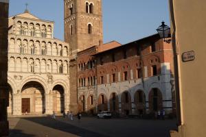 Lucca Bright Cathedral Apartment