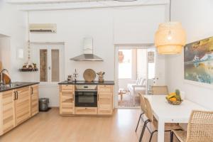 Aretousa Deluxe Downtown Apartment