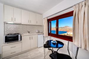 Deluxe Two-Bedroom Apartment with Sea View room in Aspalathos Suites