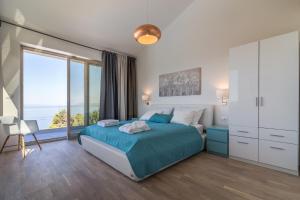 Villa Yanko, large pool stunning sea view