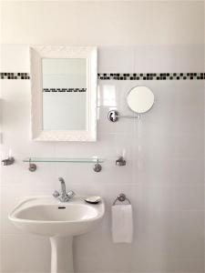 Hotels Hotel Diderot : Chambre Double Confort avec Ventilateur