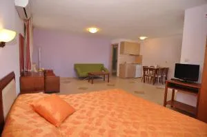 Elia Studios - Skala Marion