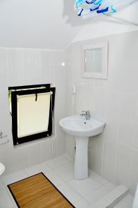 Family Room with Bathroom room in Collias