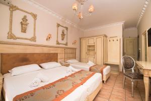 Standard Triple Room room in Parthenon Art Hotel