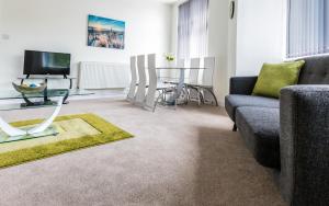 Comfortable Swindon Town Centre Apartments, FREE Parking, sleeps up to 8