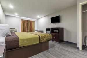 King Suite room in Scottish Inn and Suites Tomball
