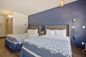 Queen Room with Garden View room in Sideways Inn