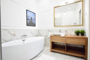 Luxury Apartment by Hi5 - Szervita Suite