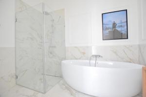 Luxury Apartment by Hi5 - Szervita Suite