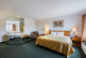 King Suite with Hot Tub - Non-Smoking room in Quality Inn & Suites Belmont Route 151
