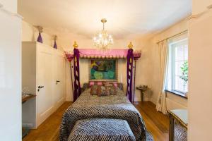 Theo Mackaay Suite room in Boutique Hotel Huize Rustoord