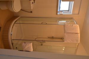 One-Bedroom Apartment with Balcony and Sea View room in Villa Dobre Vode