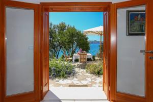 Secret Garden Barada Beach Apartment