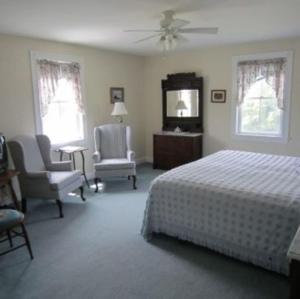 King Room - Disability Access room in Payne's Harbor View Inn