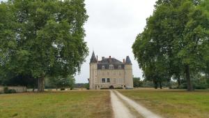 Maisons de vacances Belle Dependance du Chateau le Parc avec sa piscine : photos des chambres