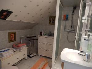 B&B / Chambres d'hotes Chez Marie : Chambre Familiale avec Salle de Bains Privative