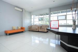 RedDoorz at Siwalankerto Surabaya