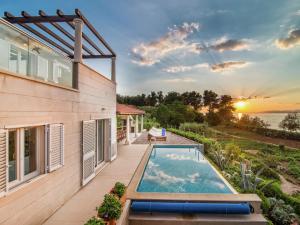 Lavish Villa with Pool in Supetar Croatia