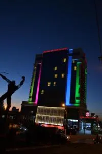 Holiday & Business Hotel - Em frente ao Centro de Eventos e Arena Conda - 埃雷欣