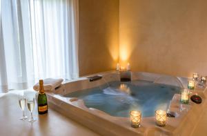 Suite with Spa Bath room in Le Silve di Armenzano