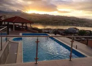 Apartments Ivita - باغ