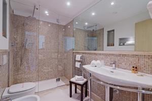 Corner Deluxe Double or Twin Room with Private Garden