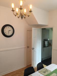 Tynant House- Modern 3 bed house- City centre and FREE parking