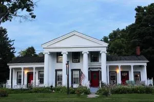 Glass Magnolia Bed & Breakfast - Ovid