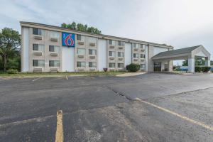Motel 6-Lawrence, KS