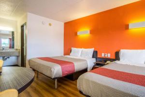 Queen Room with Two Queen Beds - Smoking room in Motel 6-Ashland OH