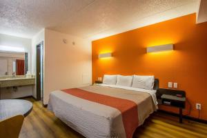 King Room - Disability Access - Non-Smoking room in Motel 6-Ashland OH