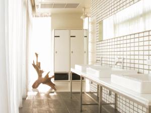 Giường Đơn Trong Phòng Ngủ Tập Thể Nữ (Single Bed in Female Dormitory Room)