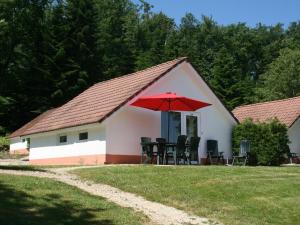 Maisons de vacances Comfortable home with terrace in a pleasant holiday village : photos des chambres