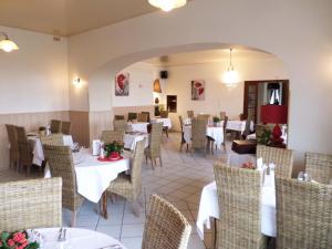 Logis Hostellerie des Monts Jura photo 21
