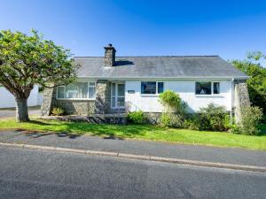 Modern Holiday Home in Llanbedrog with Private Garden