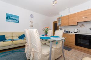 Two-Bedroom Apartment in Okrug Gornji IV