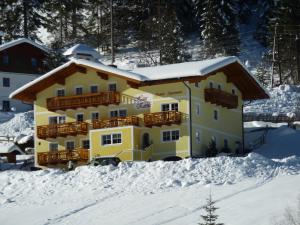 4 Mountains Apartments