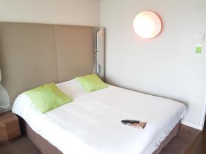 Hotels Campanile Clermont-Ferrand Sud Issoire : Chambre Triple Nouvelle Génération (2 Lits Simples + 1 Lit Junior)