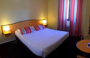 Hotels Hotel Arc En Ciel : photos des chambres